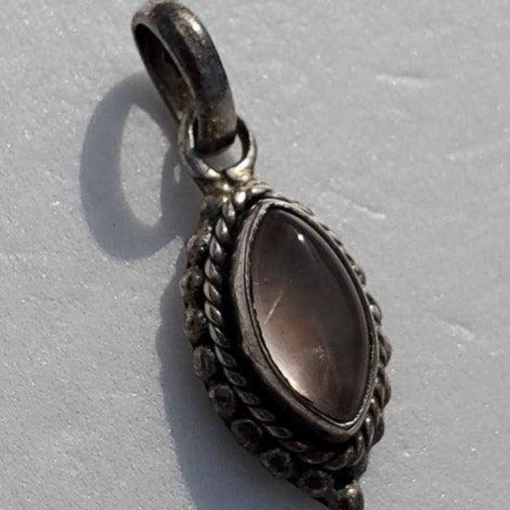 🧊🧊sterling silver and quartz pendant